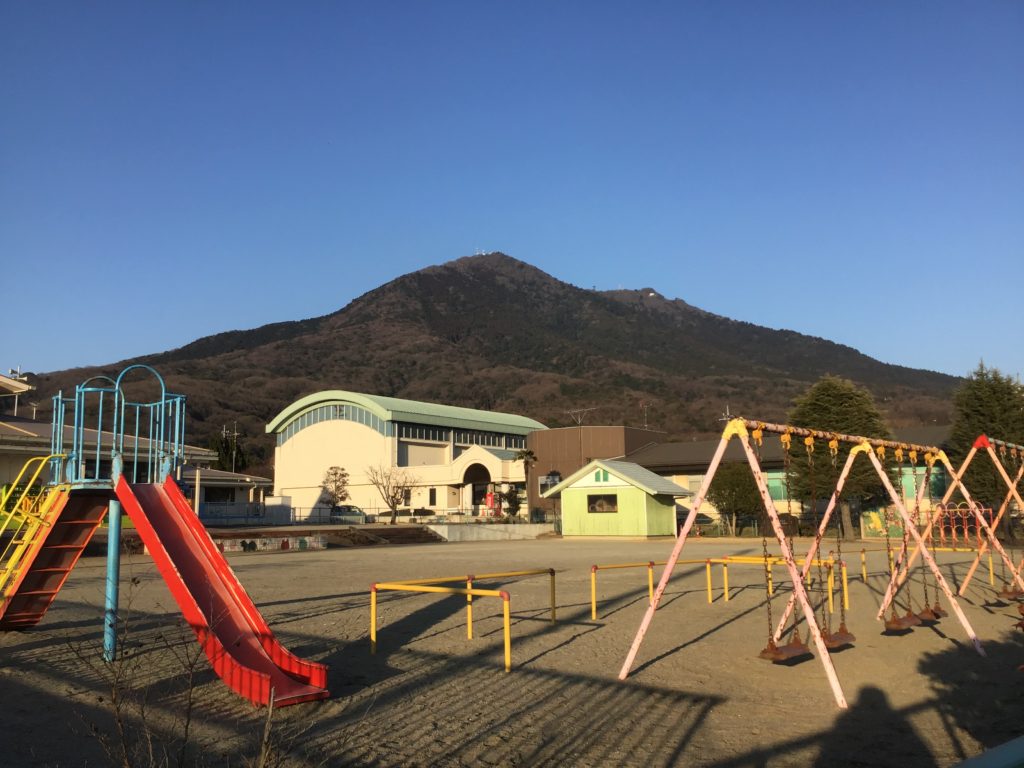 沼田保育所と筑波山